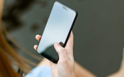 Tu teléfono está más sucio que la tapa del inodoro. Te mostramos cómo desinfectarlo