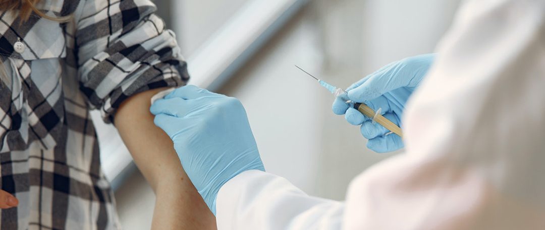 ¿Las empresas deben convencer a sus empleados de vacunarse? El gran desafío de los Recursos Humanos en el futuro cercano