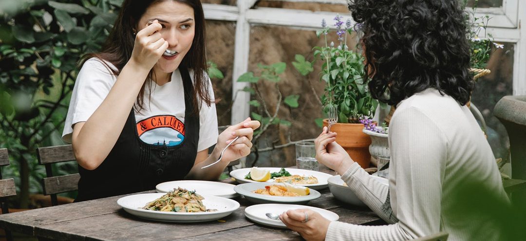 Los beneficios de comer despacio y 8 trucos para lograrlo