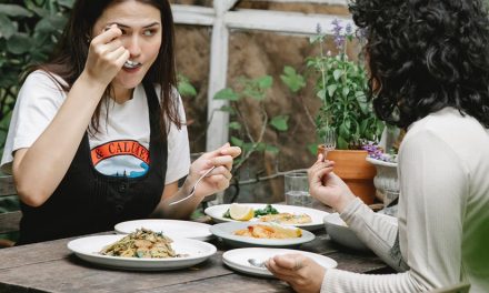 Los beneficios de comer despacio y 8 trucos para lograrlo