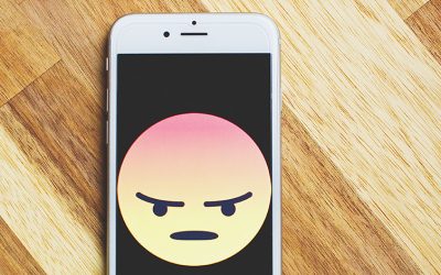 Orden del doctor: para evitar dolores físicos, suelta tu celular