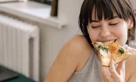 No es solo lo que comes, sino cómo lo comes: cómo disfrutar más usando todos tus sentidos