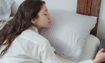 “Sólo 5 minutitos más de sueño”… ¿es malo posponer tu despertar?