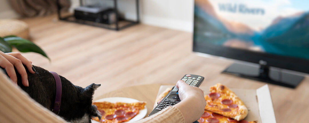 Comer frente al televisor podría ser malo para la salud, aunque comas saludable