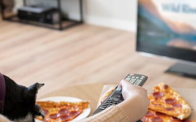 Comer frente al televisor podría ser malo para la salud, aunque comas saludable