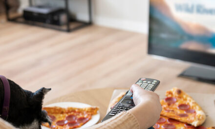 Comer frente al televisor podría ser malo para la salud, aunque comas saludable