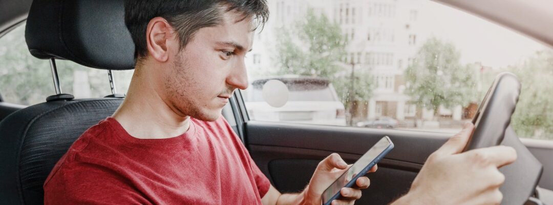 No puedes hablar por teléfono en el auto – ni siquiera en altavoz