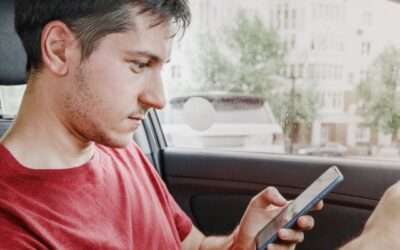 No puedes hablar por teléfono en el auto – ni siquiera en altavoz