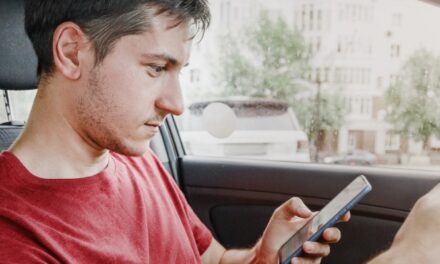 No puedes hablar por teléfono en el auto – ni siquiera en altavoz